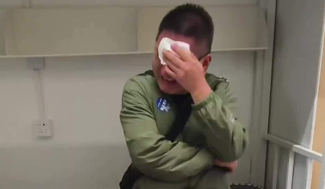 贵州女孩到北京上学爸爸爆哭5次