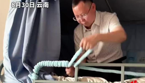 爸爸帮女儿改造宿舍，用棉线把床栏杆一 圈圈缠好