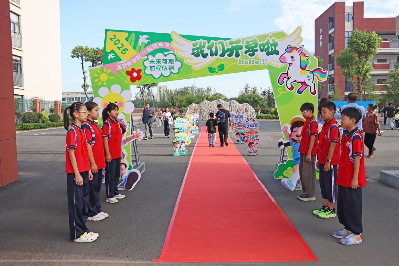 开学第一天丨信阳罗山：多方合力 把好开学“第一关”
