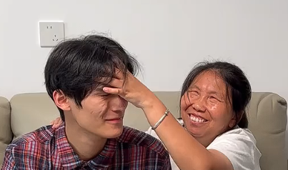 男孩即将开学返校，盲人母亲用手抚摸感受儿子的模样