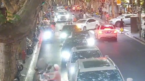 女子骑车横穿马路被直行电动车撞倒，反问交警“被撞是我活该？”