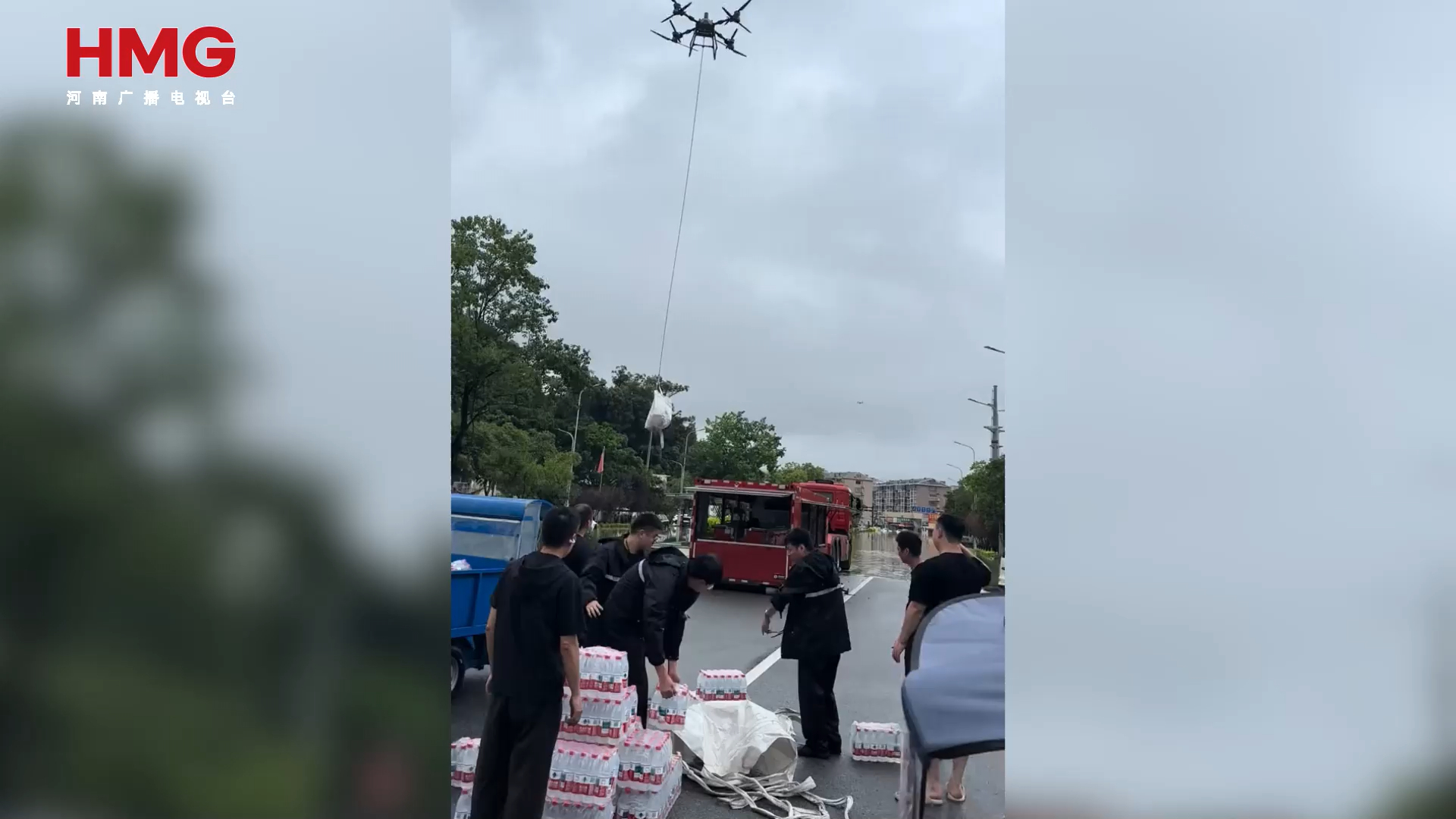 暴雨致校园积水受困 苍南无人机空投物资守护两千余名师生