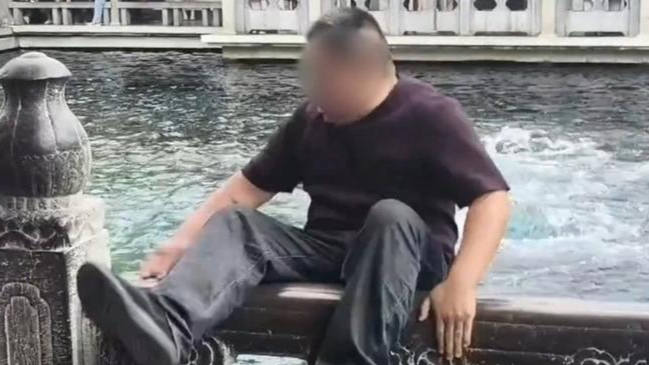 趵突泉一男子坐护栏拍照意外落水，热心市民齐心施救