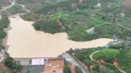 强降雨致福建福鼎一水库坝体滑坡 抢险救援进行中