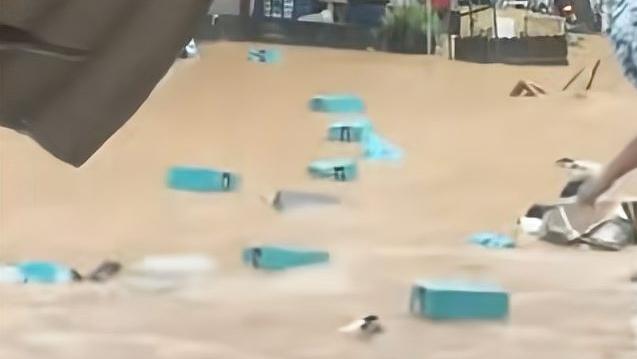 浙江暴雨致鞋厂被冲 满大街都是鞋