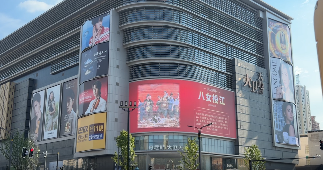 商业空间里的精神丰碑——河南多地商场点亮这些黑白照片