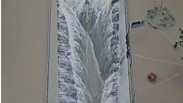 福建莆田一小区洪水倒灌地下车库，业主：仅2小时车库就被灌满