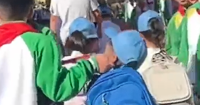 高年级学生校门口领低年级小朋友入学
