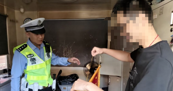“我没有妈妈了”，男子情绪崩溃大哭无法驾车，网友共情：我当时眼泪就下来了