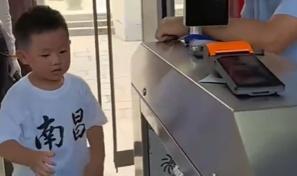 萌娃进滕王阁系统提示终身免费票，工作人员竖起大拇指