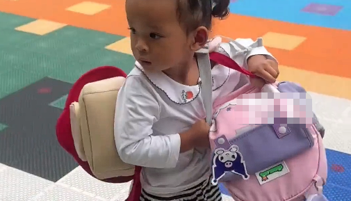 幼儿园地震火灾演练，萌娃一个人扛走三个书包
