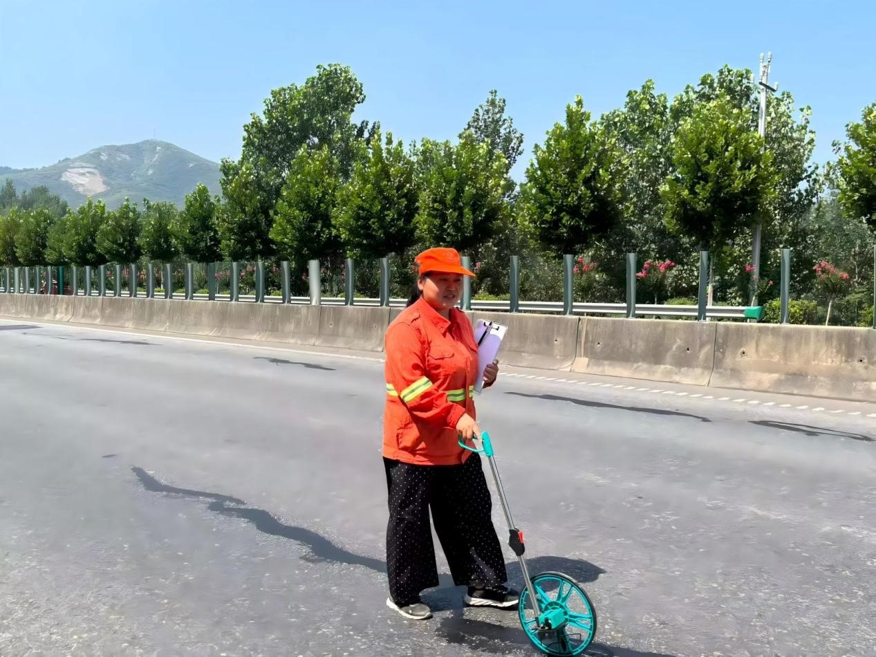晴天伴扬尘 风雪守路桥 养护女工李梦瑶的双重坚守