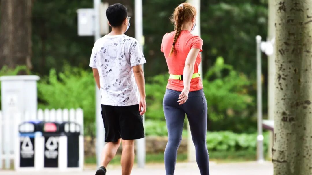 走路快和走路慢，哪个对心脏更好？研究：走路护心有个“黄金区间”