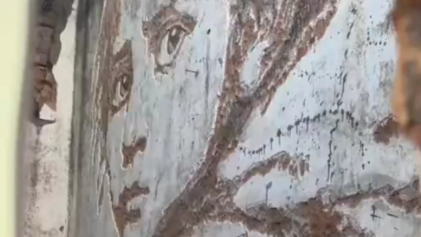 网红墙绘孤独少女被围挡，仅余缝隙才能看见画作，网友：这个孤独少女更孤独了