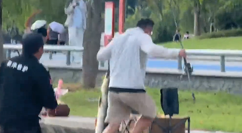 公园回应男子钓上大鱼后迅速逃跑保安狂追：不能钓鱼，已调取监控给警察处理