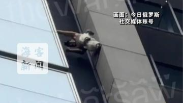 法国男子徒手攀爬波兰华沙塔：全程无任何防护措施 成功后被警察当场拘捕
