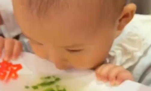 一岁宝宝尝到了她人生中的第一碗长寿面……网友：真是好大的碗呀