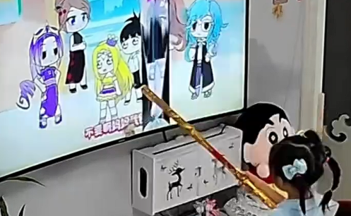 4岁女孩用玩具金箍棒捅坏家中万元电视，妈妈：生气又好笑，跟她说没电视看了