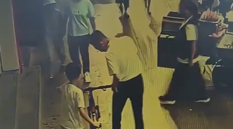 被男孩骑车刮擦，男子并未计较还轻抚脸颊安慰