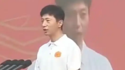 从“龙队”进阶为“龙博士”，和学生们击掌互动，上台轰动全场，现场视频来了