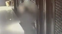 女子做SPA遭男子贴门缝偷拍，记者三次致电店家回复均不一致