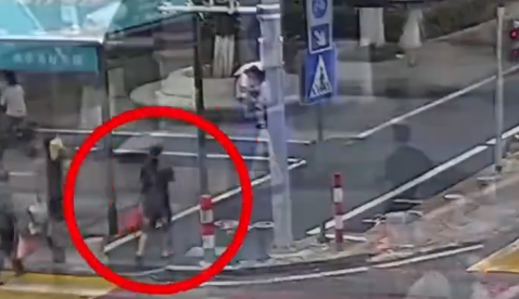 路遇迷路小孩，警车超快接警