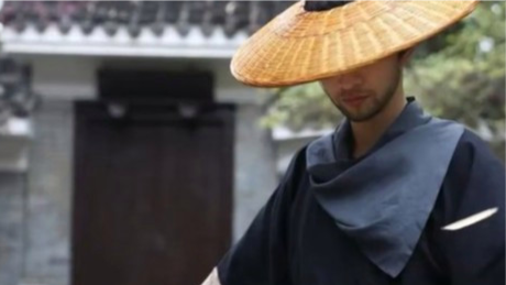 浙江武术博主户外拍摄武侠剑术视频出圈，网友：仗剑走天涯