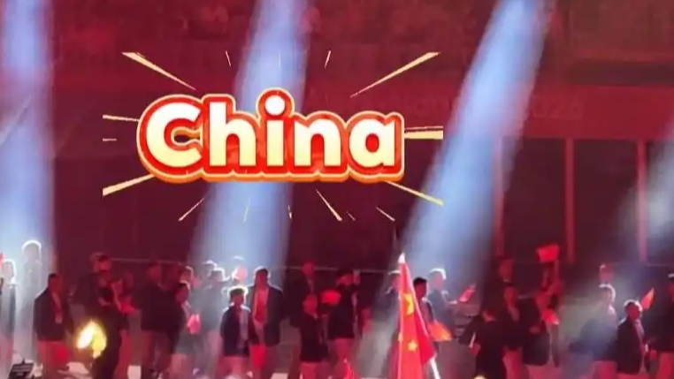 名古屋亚运会开幕式，中国体育代表团入场观众哇声一片
