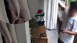 女子刚洗完澡出来，未来得及穿衣服被快递员推门撞见，未获妥善处理？