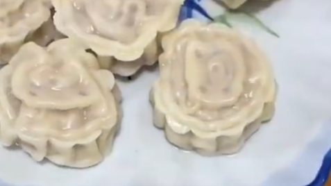 网友自制中秋限定版饺子月饼，网友：这一口下去，感觉过了好几个节