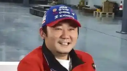 张雪摩博会现场分发饮料葡萄干，“冠军原浆，大家愿意喝的就喝”