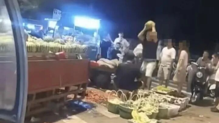 男子拿西瓜连续砸摊主头部，律师：摊主若为制止侵害还手，符合正当防卫前提