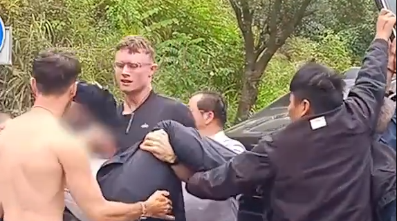 车辆侧翻，外籍游客与热心路人合力救出一家三口