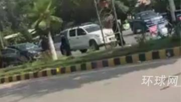 巴基斯坦一省级部长被绑架，绑匪手持AK-47突击步枪，拦住车辆打爆车胎