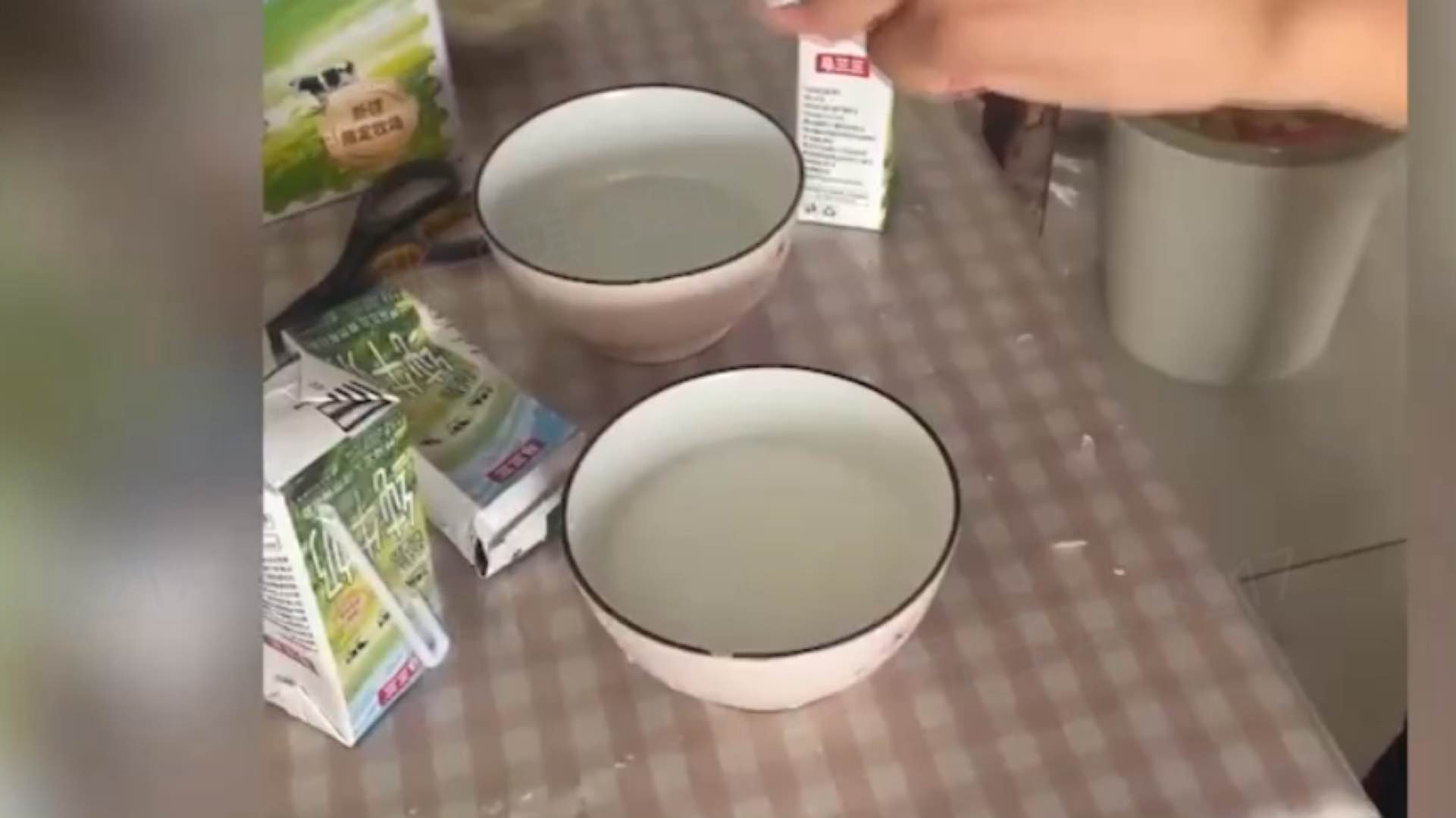 新疆昌吉市监局通报牛奶倒出清水，涉事企业最新回应