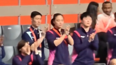 国乒的团结永远让人感动，在拿分时第一时间呐喊鼓掌助威