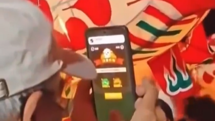 老人用手机拍照，半分钟内被弹窗广告跳转近20次