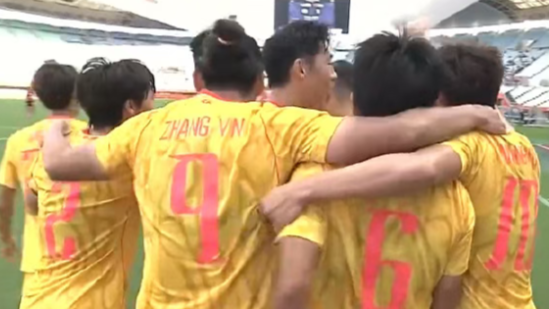 王钰栋破门！亚远男足半决赛，中国1-0领先韩国