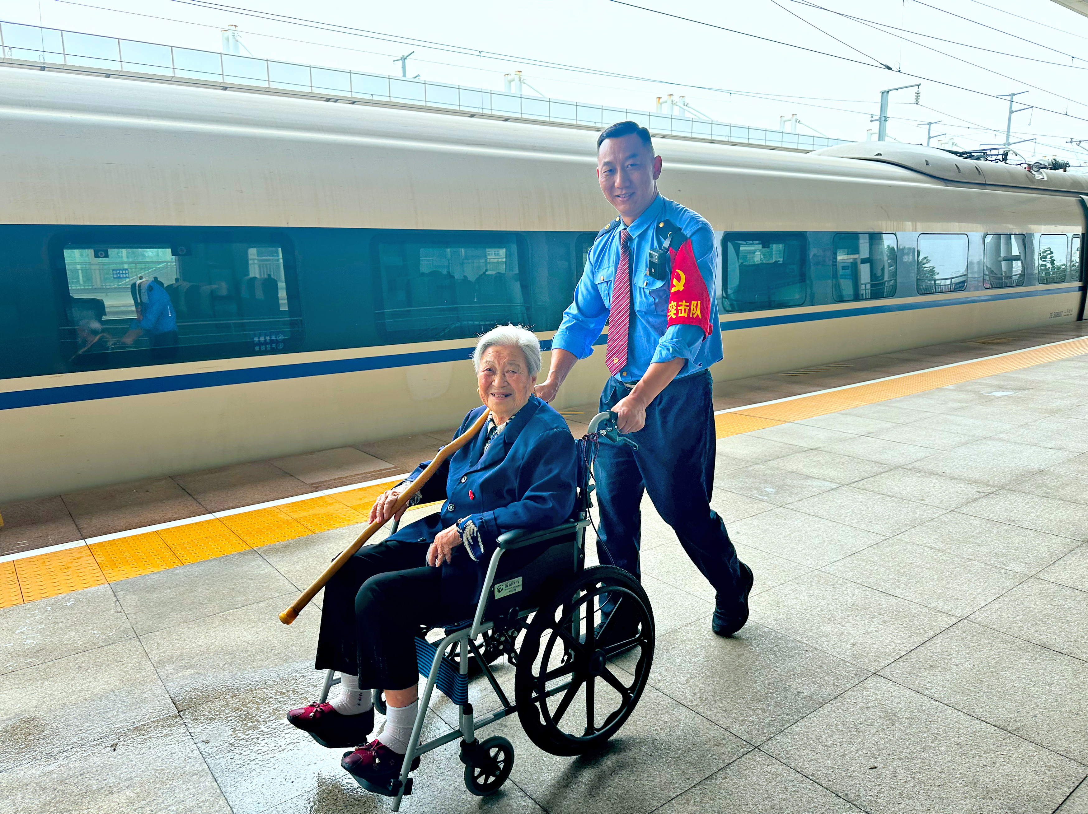百岁老人乘高铁归乡 铁路温情守护团圆路