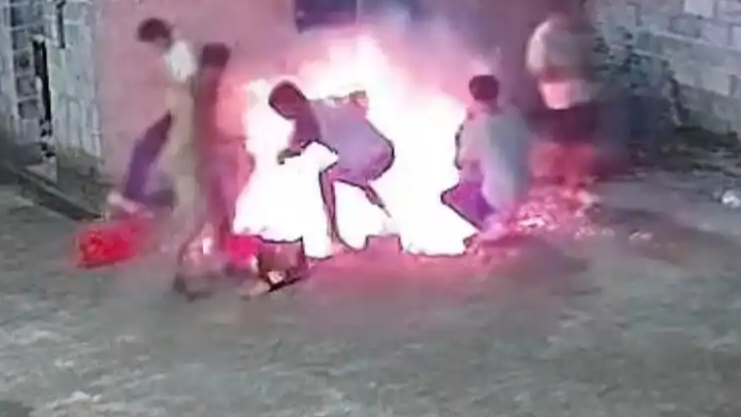 7人水泥地上烧烤，水泥爆炸火花四溅！当事人：忘记铺烧烤架和沙子隔热
