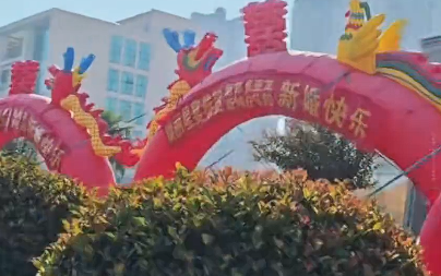 国庆“最佳结婚日”到来，一酒店门口同时摆6个拱门