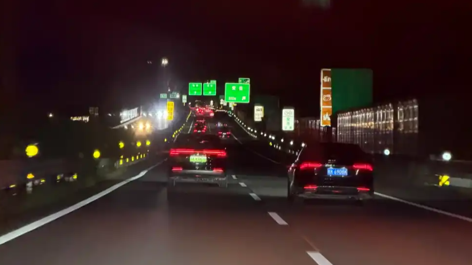 “凌晨3点半的高速路上全是车” 没想到大家都是聪明人
