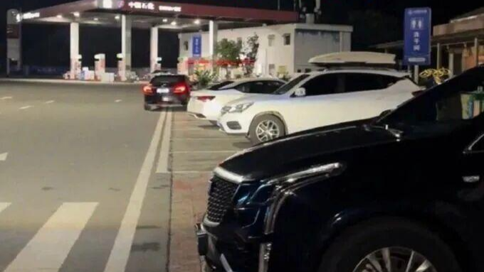 汽车离加油站20多米燃油耗尽，车主请加油员手动灌油被拒，花350元叫拖车