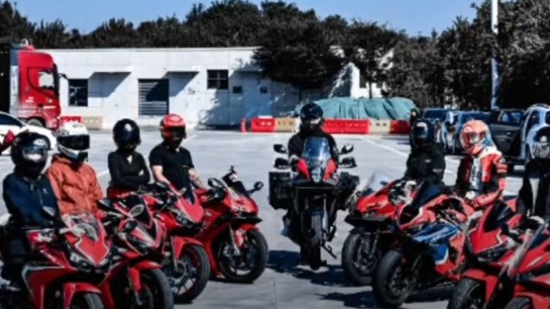 小伙结婚邀全国网友吃席：来了130多人，还组建摩托车队接亲