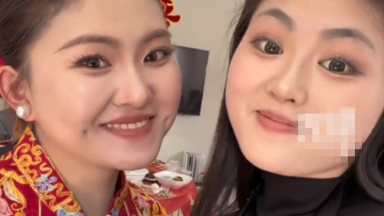 这是什么缘分！婚礼现场化妆师撞脸新娘，连亲友都感叹“太像了”