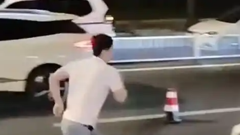 交警查酒驾，醉酒男子百般耍赖狂奔逃离