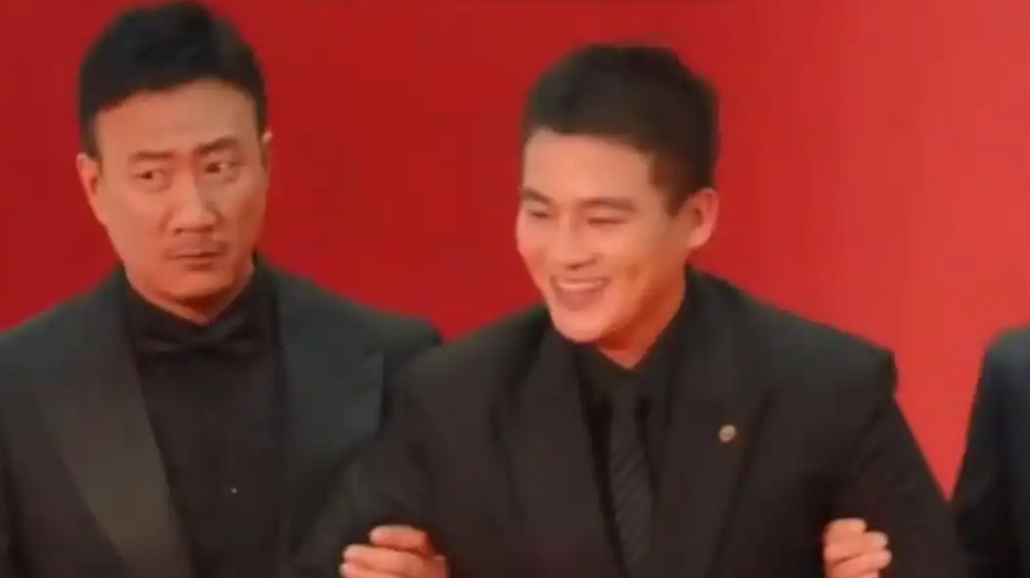 胡军李乃文架着欧豪走红毯，两人曾在综艺中当过欧豪助理，网友：熟人局的快乐