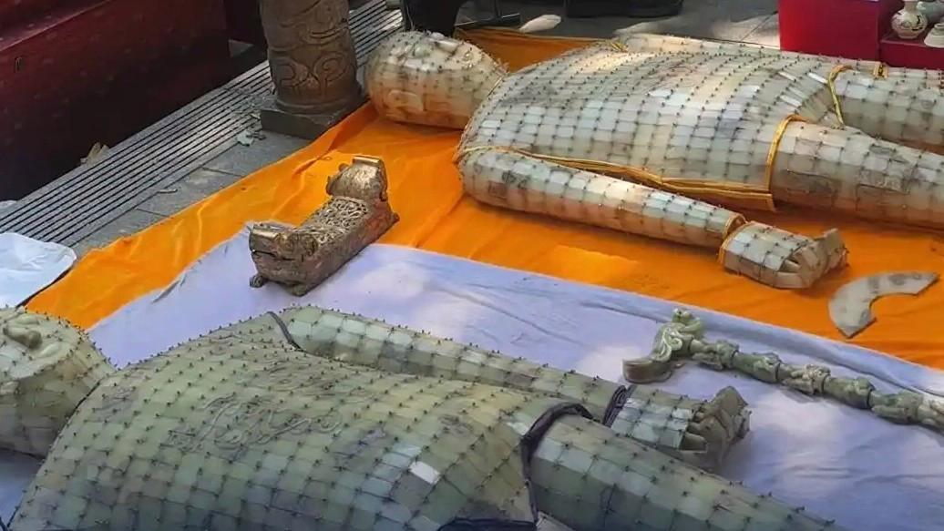 长沙文玩地摊惊现两套“金缕玉衣”，老板自称“是和田玉，从民间收来的”