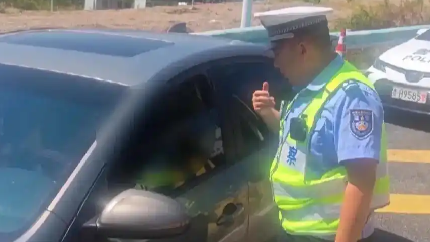 被继母怀疑拿钱，女孩自学开车出走，最终被交警拦下