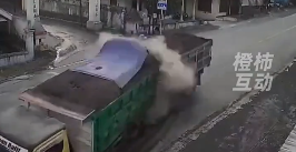 印尼一卡车疑似刹车失灵，下坡时高速追尾前车，两人不幸身亡